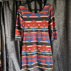 ❤️😊 Super cute, body hugging, V-back three-quarter length sleeve mini dress.